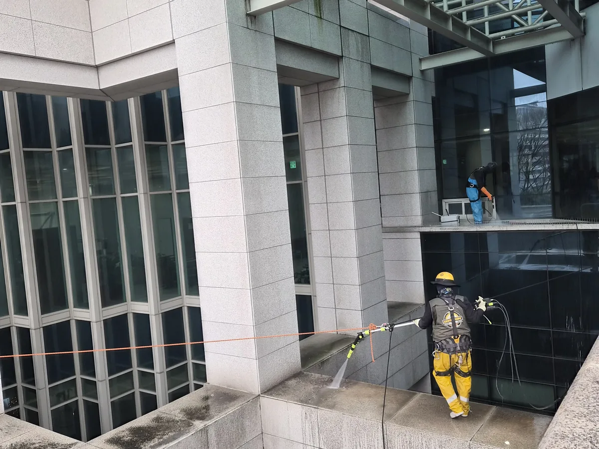 달서구 본동 상가건물 옥상 파라펫 장비 주변 정밀 위생청소 사례 - 행진크린