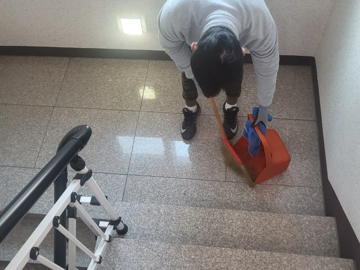 달서구 본동 빌라 공동현관 장비 주변 정밀 위생청소 사례 - 행진크린