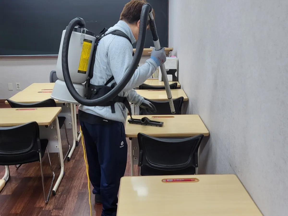 북구 동천동 학교 현관·중앙홀 바닥 위생청소 사례 - 행진크린