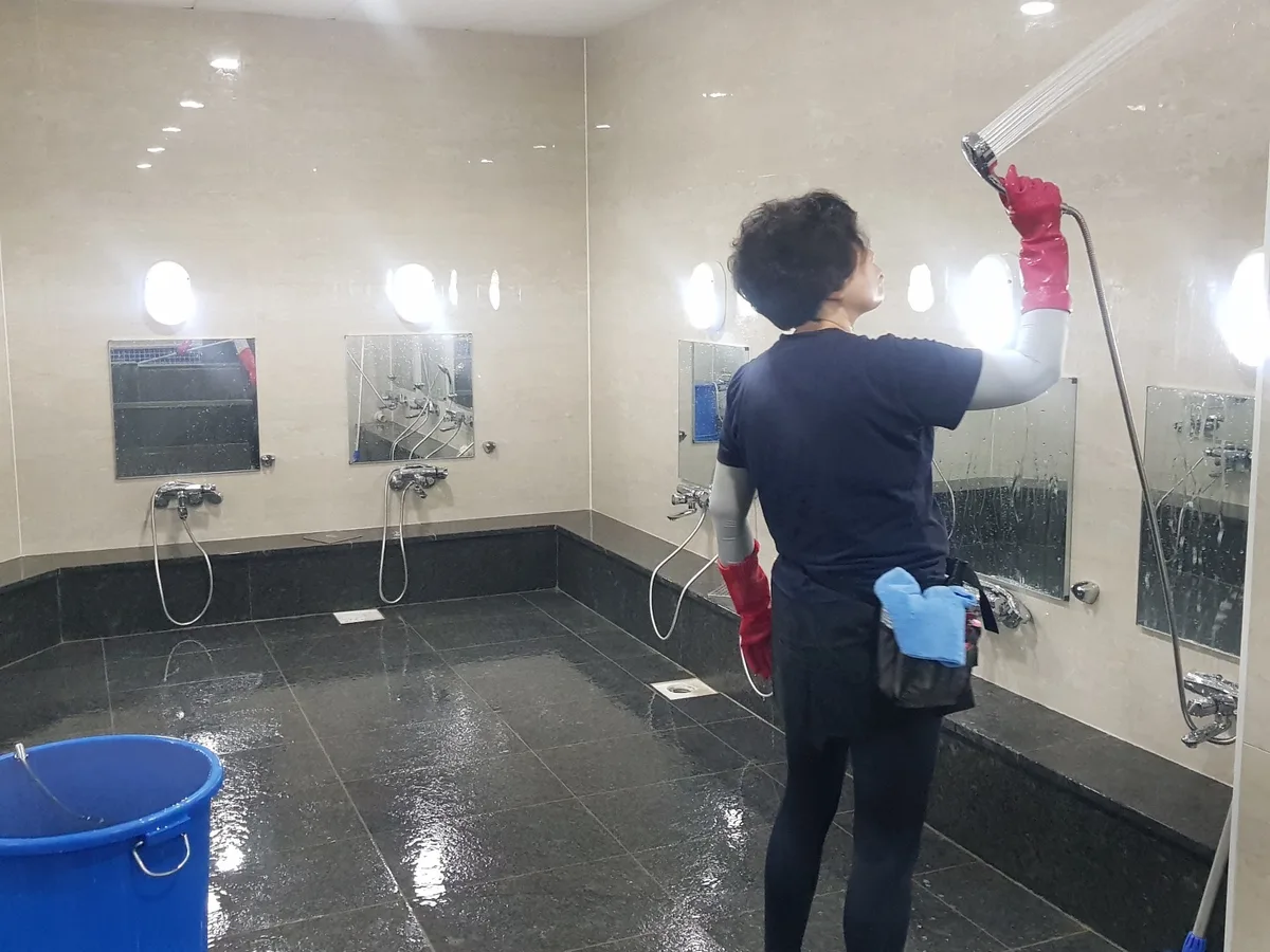 남구 봉덕동 목욕탕 탈의실·파우더룸 바닥 위생청소 사례 - 행진크린