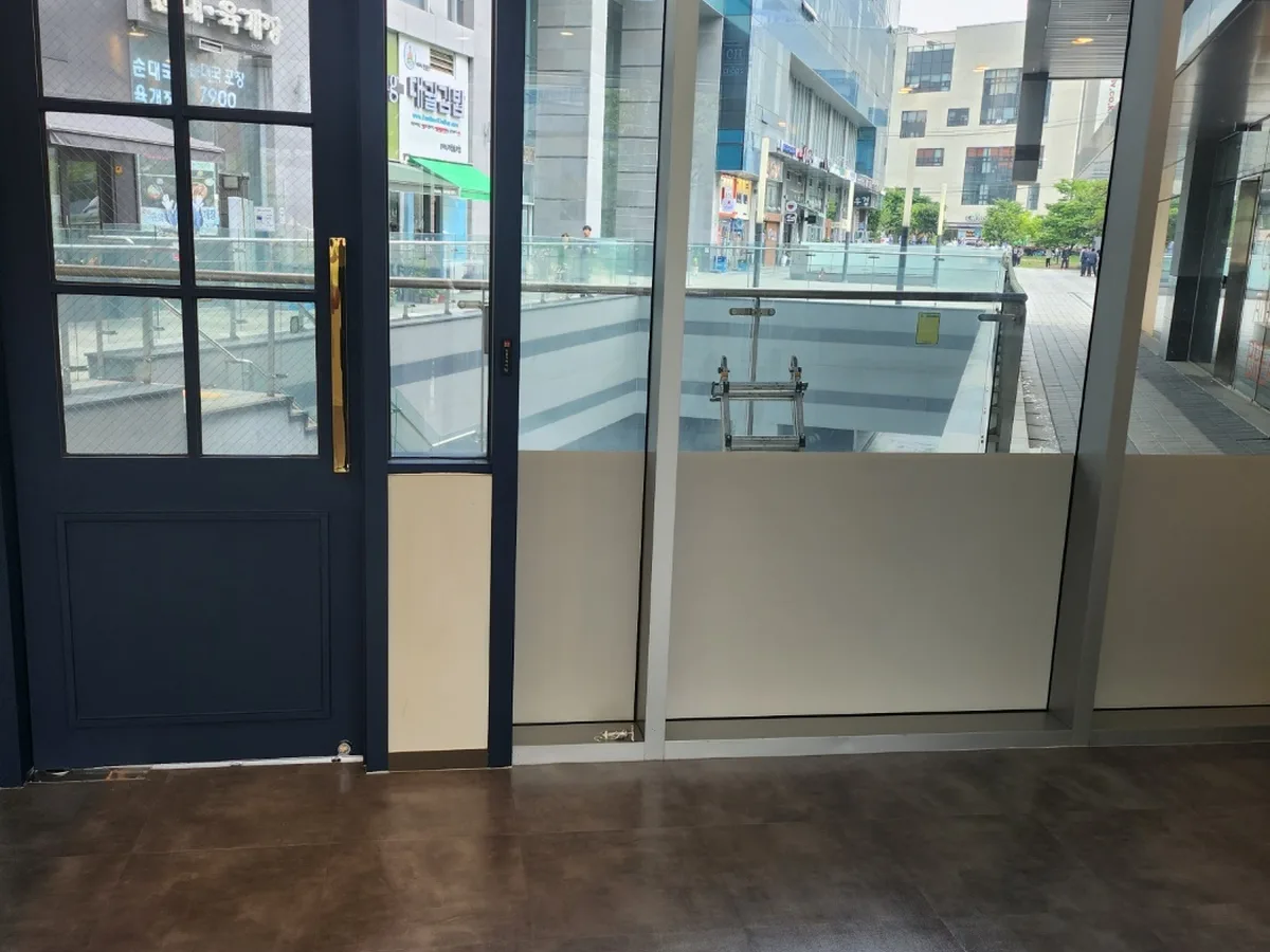 중구 사일동 현장 출입문·프레임 바닥 위생청소 사례 - 행진크린